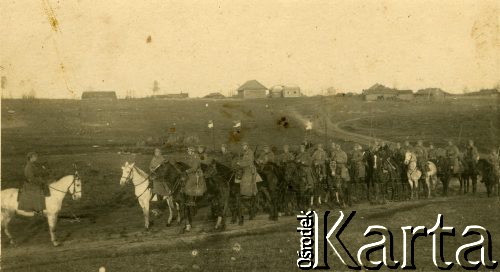 1918-1919, brak miejsca.
Szwadron Radomskiej Kawalerii (?) w drodze.
Fot. NN, zbiory Ośrodka KARTA, udostępniła Janina Drogowska