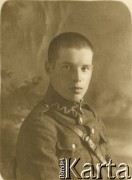 Luty 1921, brak  miejsca.
Portret żołnierza Wojska Polskiego.
Fot. Foto-Studja, zbiory Ośrodka KARTA, udostępniła Janina Drogowska
