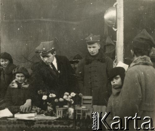 1922, Wilno, Polska.
3. z lewej stoi Tadeusz Szumański.
Fot. NN, zbiory Ośrodka KARTA, przekazał Emil Mieszkowski