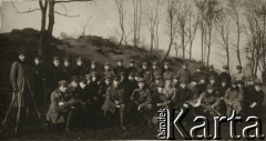 1920, Polska.
Grupa młodych mężczyzn.
Fot. NN, zbiory Ośrodka KARTA, przekazał Emil Mieszkowski