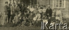 1920, Polska.
Grupa osób na tle domu.
Fot. NN, zbiory Ośrodka KARTA, przekazał Emil Mieszkowski