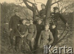 1920, Polska.
Grupa młodych mężczyzn w mundurach.
Fot. NN, zbiory Ośrodka KARTA, przekazał Emil Mieszkowski