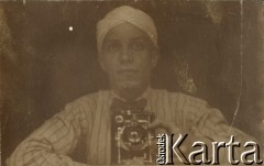 1921, brak miejsca.
Mężczyzna z aparatem fotograficznym.
Fot. NN, zbiory Ośrodka KARTA, przekazał Emil Mieszkowski
