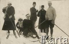 1919, brak miejsca.
Grupa osób na  sankach i nartach.
Fot. NN, zbiory Ośrodka KARTA, przekazał Emil Mieszkowski