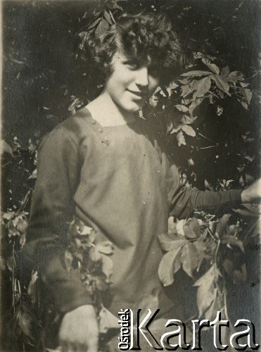 1920, brak miejsca.
Portret młodej kobiety.
Fot. NN, zbiory Ośrodka KARTA, przekazał Emil Mieszkowski