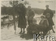 1922, Polska.
Grupa osób na nartach i sankach.
Fot. NN, zbiory Ośrodka KARTA, przekazał Emil Mieszkowski