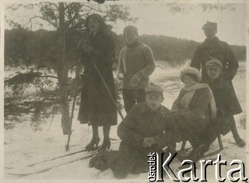 1922, Polska.
Grupa osób na nartach i sankach.
Fot. NN, zbiory Ośrodka KARTA, przekazał Emil Mieszkowski