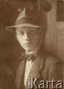 Ok. 1920, Polska.
Portret młodego mężczyzny.
Fot. NN, zbiory Ośrodka KARTA, przekazał Emil Mieszkowski