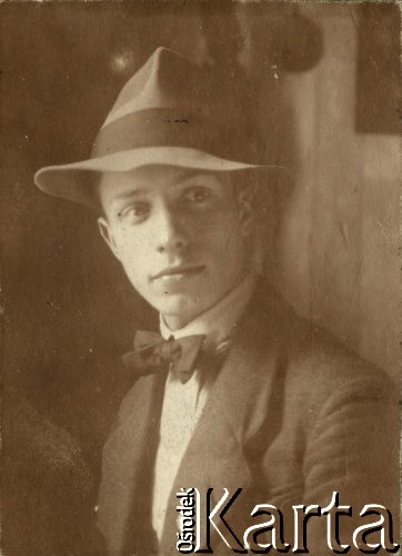 Ok. 1920, Polska.
Portret młodego mężczyzny.
Fot. NN, zbiory Ośrodka KARTA, przekazał Emil Mieszkowski