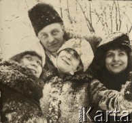 Początek lat 20, Wileńszczyzna, Polska.
Ema Szumańska (z prawej), jej córki Stanisława (z lewej) i Waleria oraz przyjaciel rodziny Karol Stiller.
Fot. NN, zbiory Ośrodka KARTA, przekazał Emil Mieszkowski