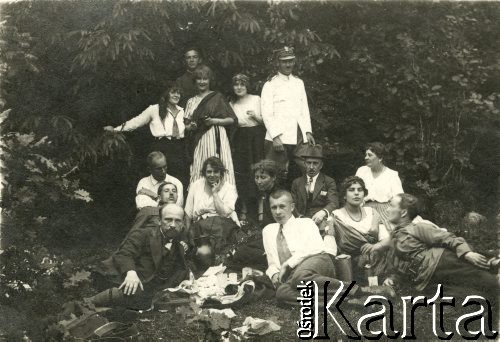 Czerwiec 1921, Dębniak koło Wilna, Polska.
Kowalscy i Szumańscy. Z przodu z lewej siedzi Władysław Szumański, 4. z lewej jego żona Ema z domu Kalina.
Fot. NN, zbiory Ośrodka KARTA, przekazał Emil Mieszkowski