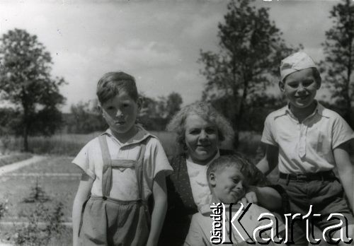 1937/1938, Świder koło Otwocka, Polska.
Ema Szumańska z wnukami: Emilem (z prawej) i Januszem (z lewej) Mieszkowskimi oraz Tadeuszem Staszkiewiczem. 
Fot. NN, zbiory Ośrodka KARTA, przekazał Emil Mieszkowski