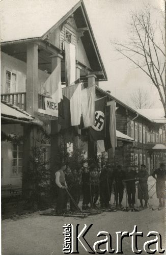 Po 1935, Polska.
Grupa osób na nartach.
Fot. NN, zbiory Ośrodka KARTA, przekazał Emil Mieszkowski