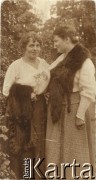 1918, Polska.
z lewej stoi Ema Szumańska z domu Kalina.
Fot. NN, zbiory Ośrodka KARTA, przekazał Emil Mieszkowski
