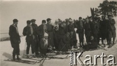 24.02.1929, Polska.
Grupa mężczyzn na nartach.
Fot. NN, zbiory Ośrodka KARTA, przekazał Emil Mieszkowski