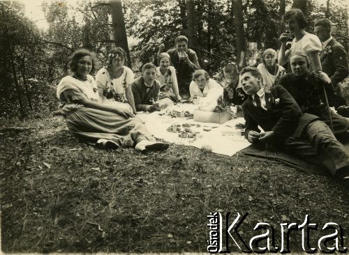 Lato 1924, Polska.
Grupa osób podczas pikniku.
Fot. NN, zbiory Ośrodka KARTA, przekazał Emil Mieszkowski