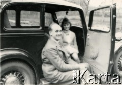 1938, Polska.
Stefan Pronaszko (kierowca rajdowy, wynalazca w dziedzinie motoryzacji, uczestnik prac nad silnikiem rakietowym w latach 60. w USA) z córką Dorotą przy Fiacie 508.
Fot. NN, zbiory Ośrodka KARTA, przekazał Emil Mieszkowski