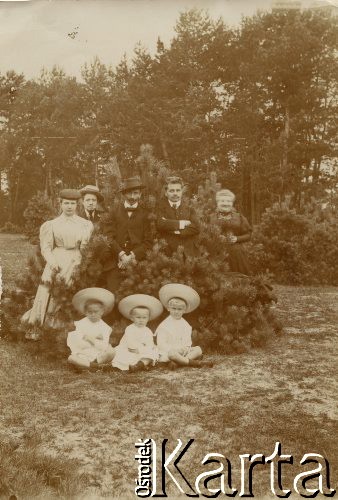 Ok. 1908, Polska pod zaborami.
Na dole siedzą bracia: Stefan, Jan i Mieczysław Pronaszko, synowie Stanisława Pronaszko.
Fot. NN, zbiory Ośrodka KARTA, przekazał Emil Mieszkowski