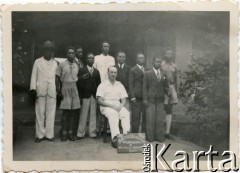 1943, Bangui, Republika Środkowoafrykańska.
Stefan Pronaszko w towarzystwie Murzynów.
Fot. NN, zbiory Ośrodka KARTA, przekazał Emil Mieszkowski
