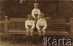 Ok. 1912, Polska pod zaborami.
Bracia: Mieczysław, Stefan i Jerzy Pronaszko (od lewej).
Fot. NN, zbiory Ośrodka KARTA, przekazał Emil Mieszkowski