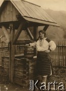 Przed 1939, Polska.
Kobieta przy studni.
Fot. NN, zbiory Ośrodka KARTA, przekazał Emil Mieszkowski