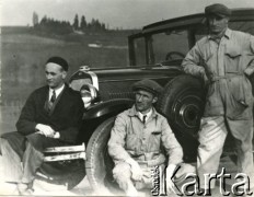 Przed 1939, brak miejsca.
Z lewej siedzi Stefan Pronaszko (1904-1986), kierowca rajdowy, wynalazca w dziedzinie motoryzacji, uczestnik prac nad silnikiem rakietowym w latach 60. w USA.
Fot. NN, zbiory Ośrodka KARTA, przekazał Emil Mieszkowski