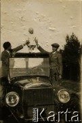 1927, Warszawa, Polska.
Emil Mieszkowski na dachu samochodu.
Fot. NN, zbiory Ośrodka KARTA, udostępnił Emil Mieszkowski