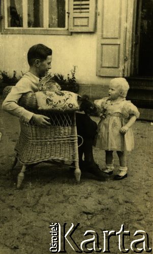 1942, Świder koło Otwocka, Polska.
Wanda i Janusz, dzieci Stanisławy z domu Szumańskiej i Wacława Mieszkowskich.
Fot. NN, zbiory Ośrodka KARTA, udostępnił Emil Mieszkowski