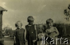 1929, Świder koło Otwocka, Polska.
Grupa dzieci, 1. z prawej stoi Emil Mieszkowski.
Fot. NN, zbiory Ośrodka KARTA, udostępnił Emil Mieszkowski