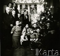 25.12.1946, Warszawa, Polska.
Boże Narodzenie, rodzina Mieszkowskich przy choince. Na zdjęciu od lewej: Władysław Albrecht, nad nim Danuta Mieszkowska, obok Wojciech Mieszkowski, poniżej: Wacław Mieszkowski, Janusz Mieszkowski, Feliks Mieszkowski; na dole: Jadwiga Mieszkowska, Lech Mieszkowski (z tyłu), Teodora Mieszkowska, Emil Mieszkowski, Cecylia Mieszkowska, Wanda Mieszkowska i Stanisława Mieszkowska, Jolanta Mieszkowska. Po prawej na górze Leonard Mieszkowski, niżej Feliks Mieszkowski.
Fot. NN, zbiory Ośrodka KARTA, udostępnił Emil Mieszkowski