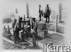 1927-1929, Płock, Polska.
Budowa Elektrowni Miejskiej w Radziwiu. Robotnicy wylewają beton.
Fot. NN, zbiory Ośrodka KARTA