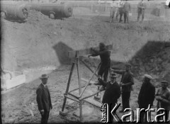 1927-1929, Płock, Polska.
Budowa Elektrowni Miejskiej w Radziwiu. Grupa mężczyzn na budowie.
Fot. NN, zbiory Ośrodka KARTA