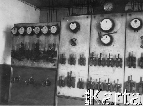 1927-1929, Płock, Polska.
Budowa Elektrowni Miejskiej w Radziwiu. Urządzenia miernicze.
Fot. NN, zbiory Ośrodka KARTA