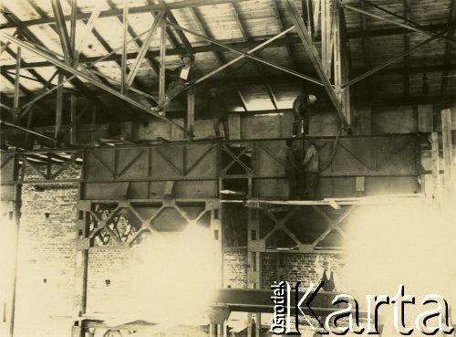 1927-1929, Płock, Polska.
Budowa Elektrowni Miejskiej w Radziwiu. Robotnicy pracujący pod dachem.
Fot. NN, zbiory Ośrodka KARTA