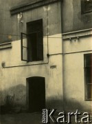1927-1929, Płock, Polska.
Budowa Elektrowni Miejskiej w Radziwiu. Wejście do budynku, widoczne linie elektryczne.
Fot. NN, zbiory Ośrodka KARTA