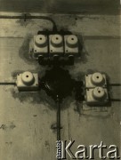 1927-1929, Płock, Polska.
Budowa Elektrowni Miejskiej w Radziwiu. Fragment instalacji elektrycznej.
Fot. NN, zbiory Ośrodka KARTA