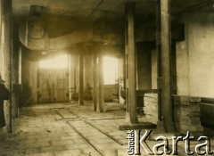 1927-1929, Płock, Polska.
Budowa Elektrowni Miejskiej w Radziwiu. Wnętrze budynku elektrowni.
Fot. NN, zbiory Ośrodka KARTA