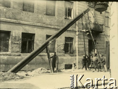 1927-1929, Płock, Polska.
Przewracanie słupa elektrycznego.
Fot. NN, zbiory Ośrodka KARTA