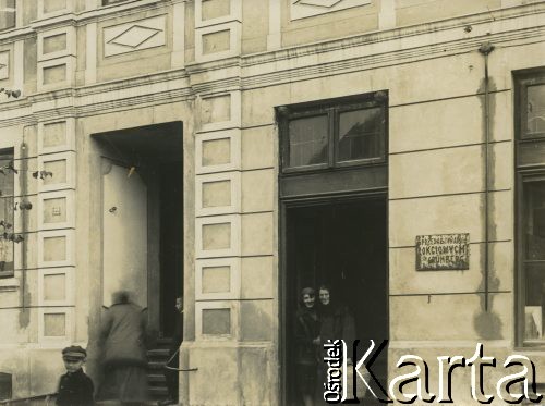 Ok. 1927-1929, Płock, Polska.
Fragment budynku. Przy drzwiach wisi tablica o treści: 