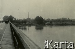 Ok. 1929, Płock, Polska.
Zdjęcie wykonane z mostu na Wiśle. W głębi widoczny budynek Elektrowni Miejskiej w Radziwiu.
Fot. NN, zbiory Ośrodka KARTA