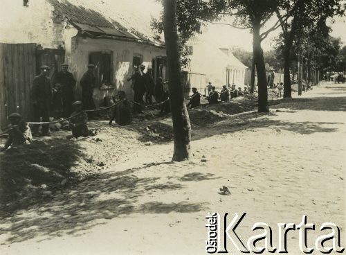 1927-1929, Płock, Polska.
Budowa Elektrowni Miejskiej w Radziwiu. Robotnicy kładą przewody w ziemię.
Fot. NN, zbiory Ośrodka KARTA