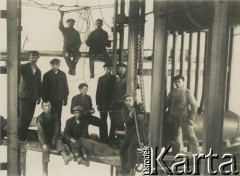 1927-1929, Płock, Polska.
Budowa Elektrowni Miejskiej w Radziwiu. Grupa robotników.
Fot. NN, zbiory Ośrodka KARTA