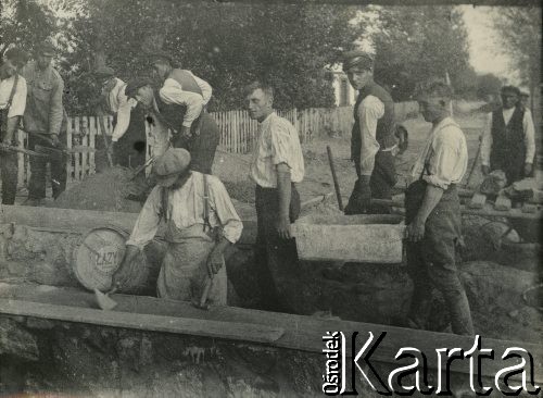 1927-1929, Płock, Polska.
Budowa Elektrowni Miejskiej w Radziwiu. Robotnicy przy pracy.
Fot. NN, zbiory Ośrodka KARTA