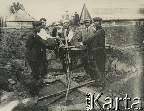 1927-1929, Płock, Polska.
Budowa Elektrowni Miejskiej w Radziwiu. Robotnicy podczas pracy.
Fot. NN, zbiory Ośrodka KARTA