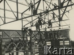 1927-1929, Płock, Polska.
Budowa Elektrowni Miejskiej w Radziwiu. Robotnicy pracujący na stalowej konstrukcji.
Fot. NN, zbiory Ośrodka KARTA