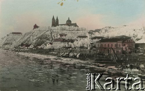 Przed 1939, Płock, Polska.
Widok na fragment prawobrzeżnej części miasta, nad Wisłą góruje Wzgórze Tumskie z bazyliką katedralną Wniebowzięcia Najświętszej Maryi Panny.
Fot. NN, zbiory Ośrodka KARTA