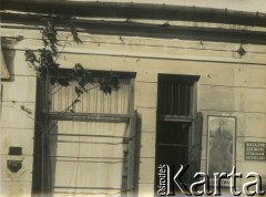 Ok. 1927-1929, Płock, Polska.
Wejście do budynku. Obok wiszą dwie tablice o treści: 