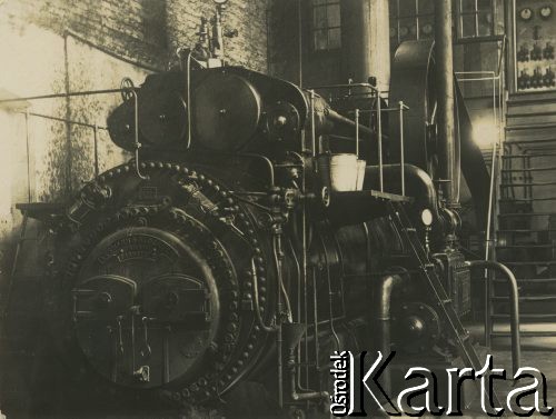 1927-1929, Płock, Polska.
Budowa Elektrowni Miejskiej w Radziwiu. Maszyna w hali elektrowni.
Fot. NN, zbiory Ośrodka KARTA