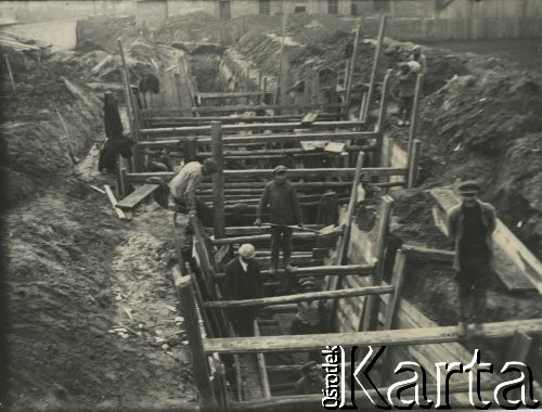 1927-1929, Płock, Polska.
Budowa Elektrowni Miejskiej w Radziwiu. Robotnicy podczas pracy.
Fot. NN, zbiory Ośrodka KARTA