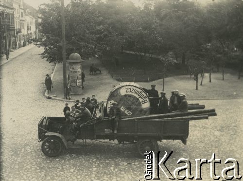 1927-1929, Płock, Polska.
Budowa Elektrowni Miejskiej w Radziwiu. Robotnicy przewożą przewody.
Fot. NN, zbiory Ośrodka KARTA